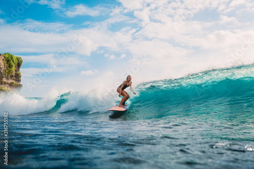 Dekoracja na wymiar  surfer-kobieta-na-desce-surfingowej-podczas-surfowania-surfer-i-fala-oceaniczna