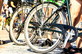 Fototapeta Na drzwi - Radfahrer schieben ihre Fahräder durch eine Menschenmenge