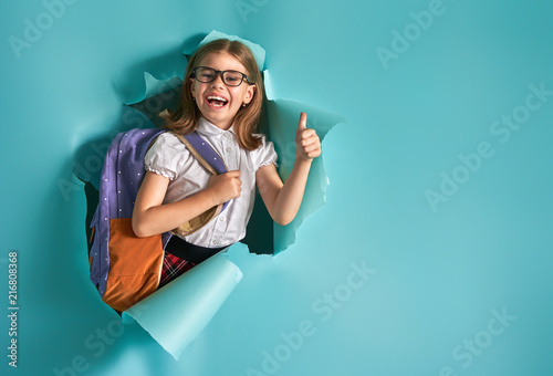Fotomural child breaking through color wall