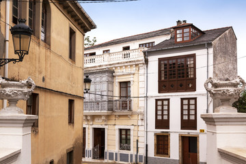 Calle y casas en Castropol, Asturias