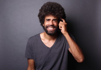 Wall Mural - Afro man in front of a grey background