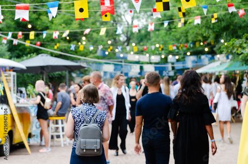 Fototapeta na szkło Odessa, Ukraina - 07 lipca 2018: Festiwal żywności w Odessie na Ukrainie. Wiele osób bierze udział w corocznych wydarzeniach poświęconych jedzeniu ulicznemu od dostawców i lokalnych restauracji.