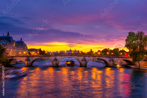 Obraz Dibond Zmierzchu widok wonton rzeka, Pont Royal i Orsay muzeum w Paryż, Francja (Musee d'Orsay)
