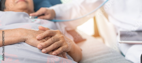 Fotomural Hospitalized elderly patient woman laying on bed with cardiologist doctor or phy