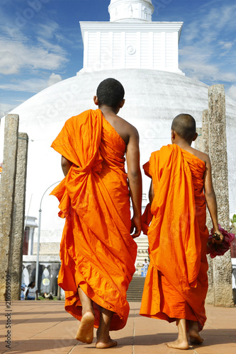 Fotografía monks coming in ruwanwelisaya stupa in anuradhapura historical parc ,Sri Lanka