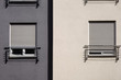 Moderne Wohnhausfenster  / Die moderne Fassade eines modernen Wohngebäudes mit Fenster und Jalousien.