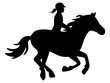 Reiterin mit Helm auf galoppierendem Pferd / schwarz-weiß, Vektor, freigestellt