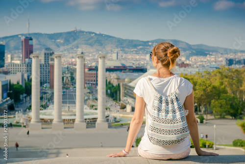 Fotografie, Tablou Girl tourist with a backpack looking at Barcelona