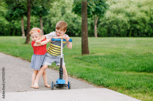 Fotomural Two little Caucasian preschool children fighting hitting each other