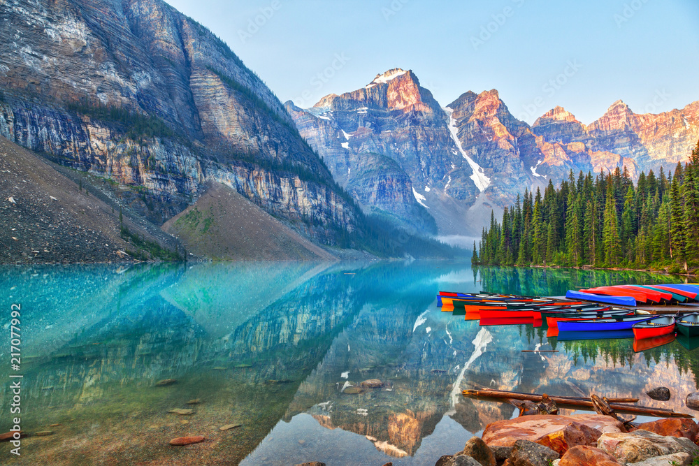 Sunrise Over the Canadian Rockies at Moraine Lake in Canada の Stock フォト ...