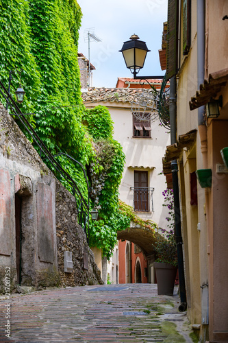 Plakaty uliczka z kwiatami   ulicami-sredniowiecznej-wioski-roquebrune-cap-martin-lazurowe-wybrzeze