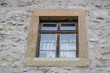 Fenster in einer alten Steinmauer an einer Kirche