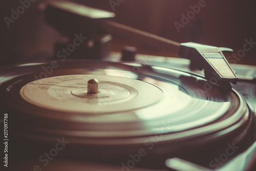 Dekoracja na wymiar  stary-gramofon-vintage-odtwarza-utwor