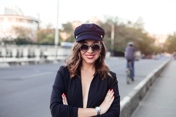 Poster - Close up image of happy brunette woman in sunglasses and autumn clothes posing sideways outdoors