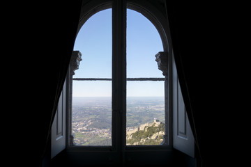 Castelo dos Mouros visto desde el interior del Palacio da Pena, Sintra, Portugal