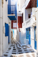 Wall Mural - Balue Fenster und Türen in den traditionellen, weißen Gassen der Insel Mykonos, Kykladen, Griechenland