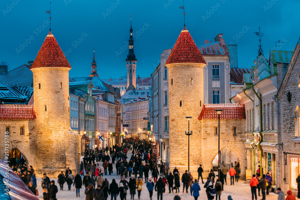 Obraz na płótnie Tallinn, Estonia. People Walking Near Famous Landmark Viru Gate  w salonie