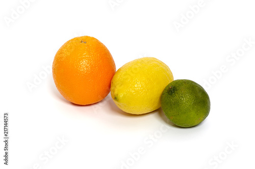 Fotografie, Obraz Zitrusfrucht, Orange, Zitrone, Limette auf weißem Hintergrund