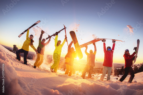 Cuadros en Lienzo Happy friends at ski resort having fun sunset