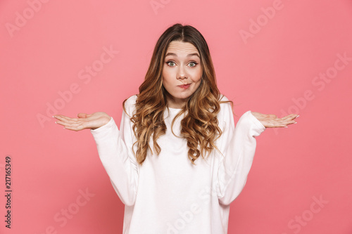 Cuadros en Lienzo Portrait of a confused young casual girl shrugging