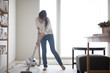 © hanack - 掃除機・女性