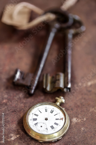 Fotomural clé anciennes et montre gousset sur fond rouillé 2