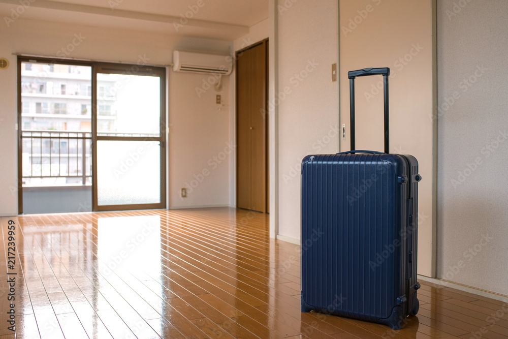 Suitcase in empty apartment room, Tokyo, Japan　新生活イメージ（賃貸アパートで一人暮らし） - obrazy, fototapety, plakaty 