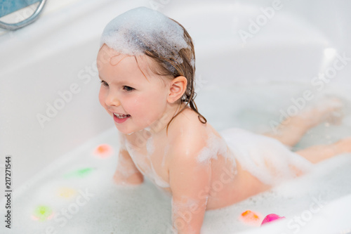 Little Girl Have Fun In The Bath With Soap On Head Kaufen