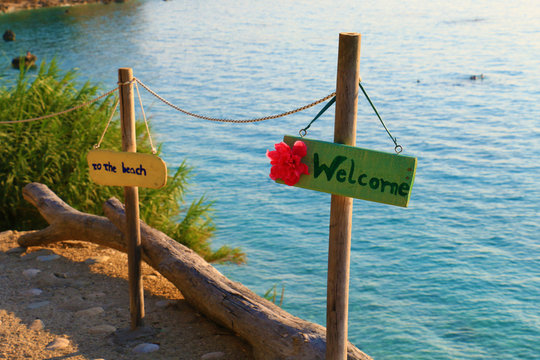 Sign with the text to the beach