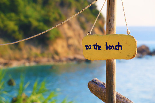 Sign with the text to the beach