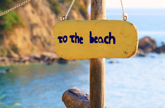 Sign with the text to the beach