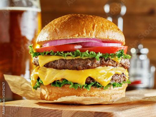 Fotomural double cheese burger with beer
