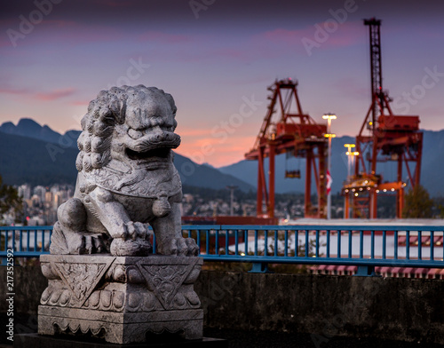 Fotografia Stone lion statue near the port of Vancouver at sunset.