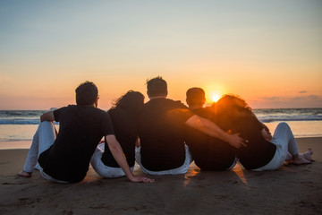 Wall Mural - Familia en el atardecer en la playa