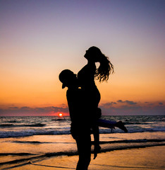 Wall Mural - Pareja en el atardecer en la playa