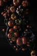 © Albernoda - bodegón tomates rojos verdes fondo negro