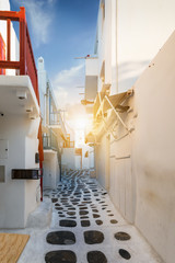 Wall Mural - Die Gassen von Mykonos auf en Kykladen mit den weißen Häusern und farbigen Fenstern bei Sonnenaufgang, Griechenland