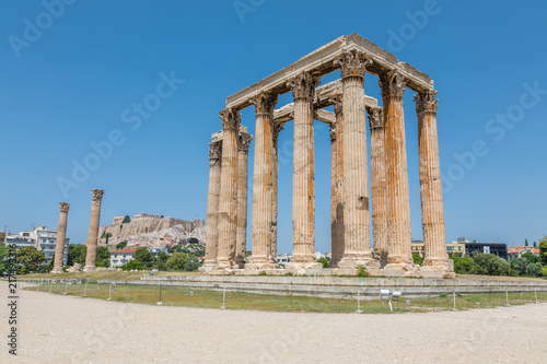  Plakat Ateny   swiatynia-zeusa-w-atenach-widok-z-lekkiego-wzniesienia