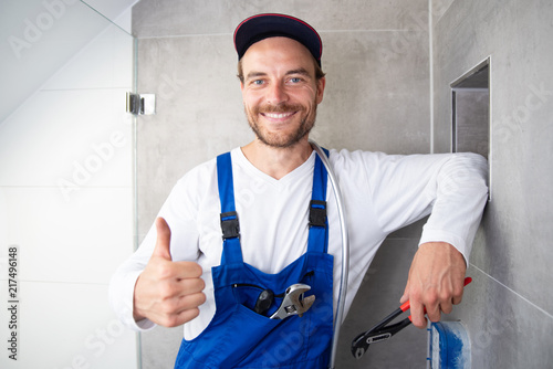 Fotografía Installateur sympathisch Lachend bei der Arbeit