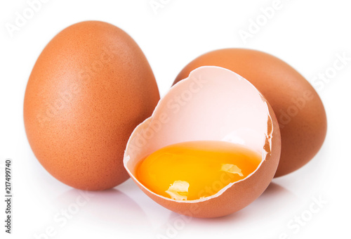 Fotografía Raw eggs on white background