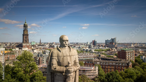 Cuadros en Lienzo Luftaufnahme von einem Denkmal in Hamburg mit Elbphilharmonie und Kirche im Hint