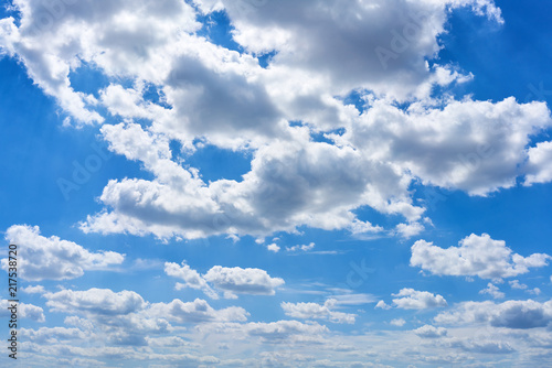 Plakat Niebieskie niebo z białymi chmurami jako pogodowy pojęcie