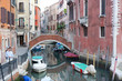 Kanal mit Brücke in Venedig