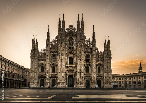 milano piazza duomo cathedral front view at night no people Obraz na płótnie