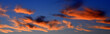 Wolken im Farbrausch während des Sonnenuntergangs