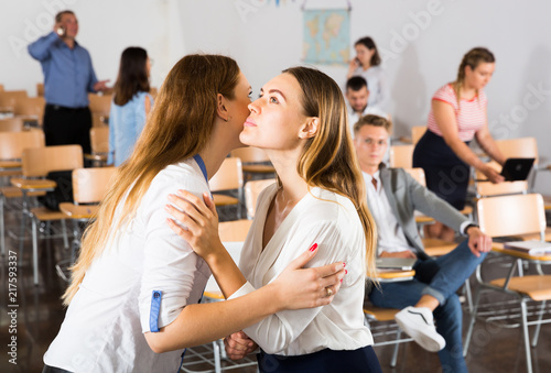 Photographie Two girls greeting each other with kiss
