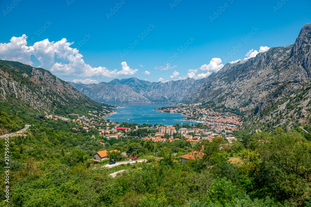 Widok na Zatokę Kotorską (Boka Kotorska), Czarnogóra - obrazy, fototapety, plakaty 