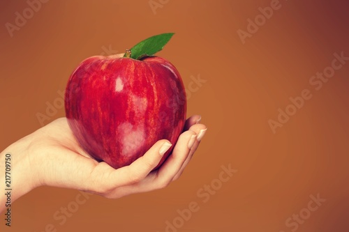 Cuadros en Lienzo Woman hand holding big red apple
