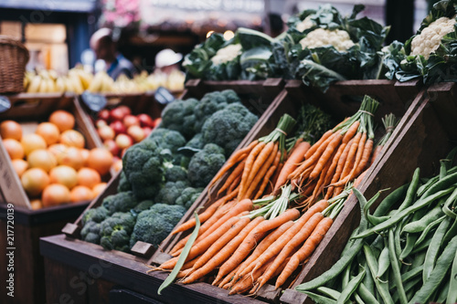 Fotomural Fresh vegetables in wooden crates, on sale at a market stall.