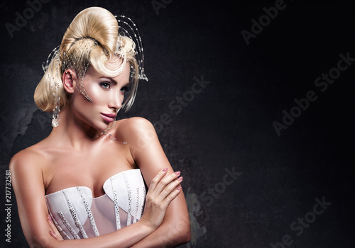 Fotografía Horizontal portrait of a beautiful young woman with an avant-garde hairstyle